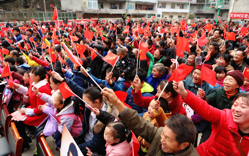 周发猛师生全国公益巡演走进陕西紫阳白鹤村受到现场观众的热烈欢迎