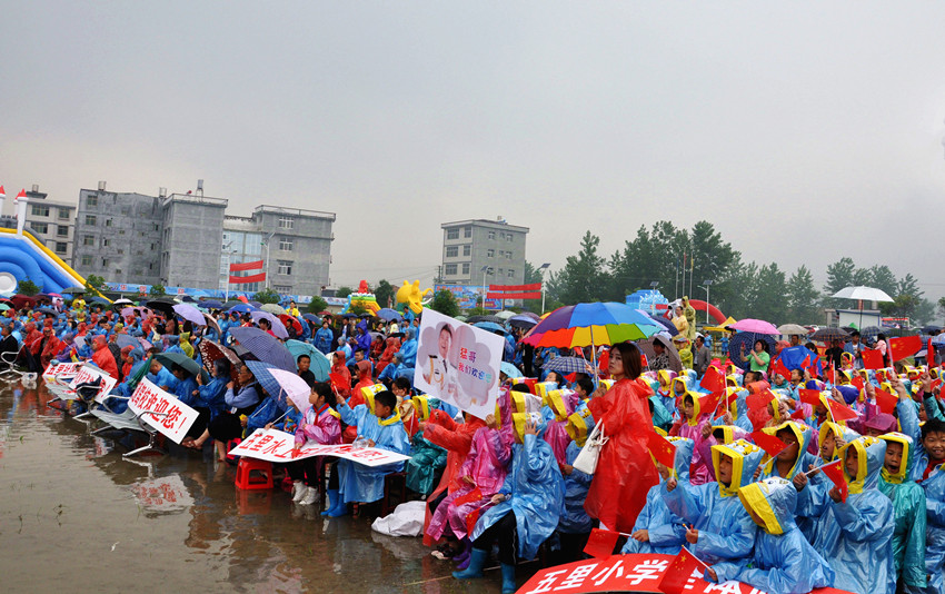 中国声乐走基层 周发猛师生放歌五里镇水上乐园广场